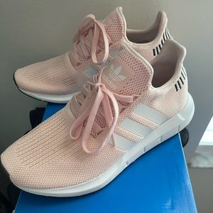 Swift Run W ICEPNK/FTWWHT/CBLACK
ROSGLA/FTWBLA/NOIESS